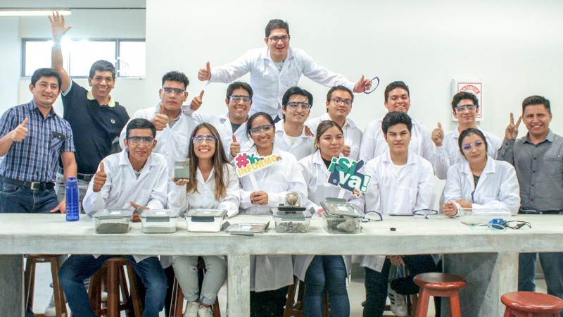 �׺�ͭҵ����ش�ѧ��չʾ�ִ���ҵ��������